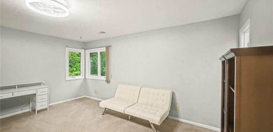 5525 N Oakdale Place, Parkville, MO 64152