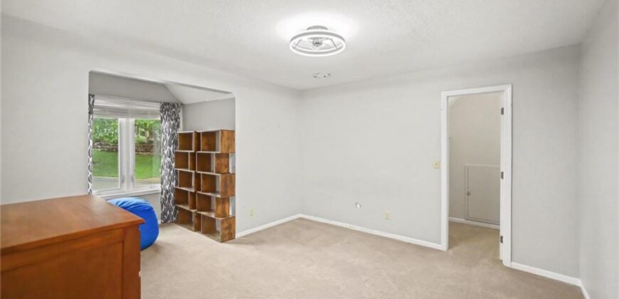 5525 N Oakdale Place, Parkville, MO 64152