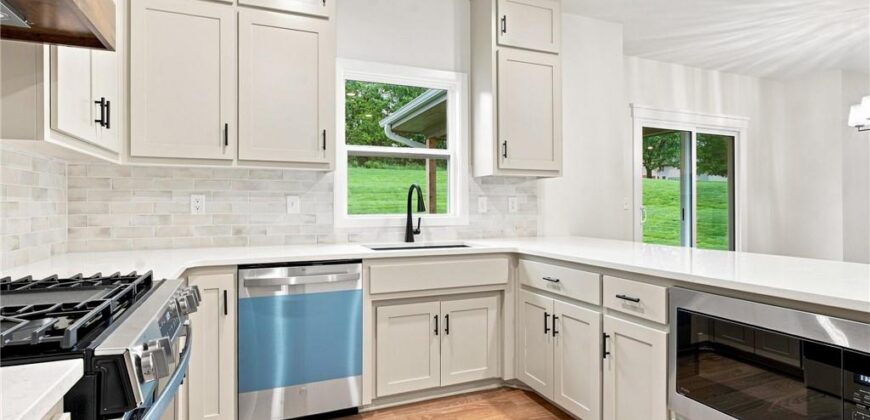 13522 Oakridge Drive, Kearney, MO 64060