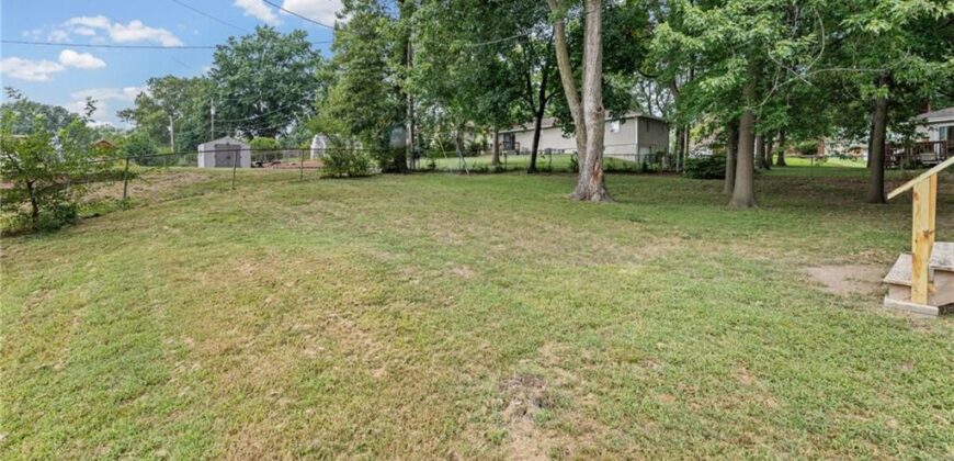 7302 N Woodland Avenue, Gladstone, MO 64118