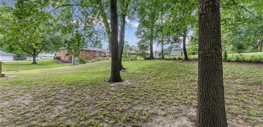 7302 N Woodland Avenue, Gladstone, MO 64118