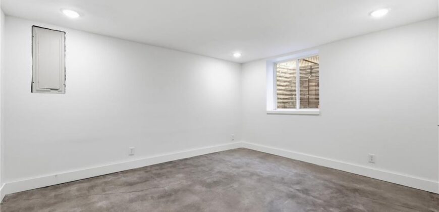 1038 N Woodland Court, Kansas City, MO 64118