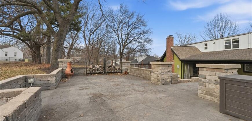1038 N Woodland Court, Kansas City, MO 64118