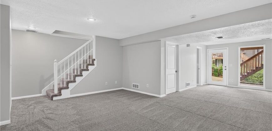 6529 NW Hidden Valley Road, Kansas City, MO 64152
