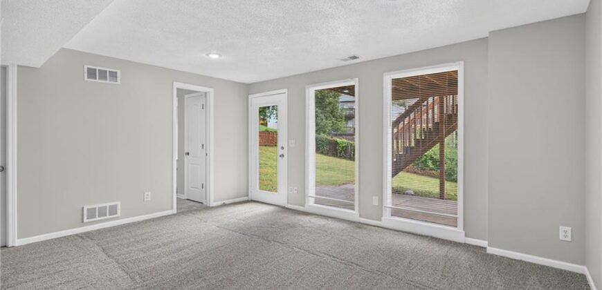 6529 NW Hidden Valley Road, Kansas City, MO 64152