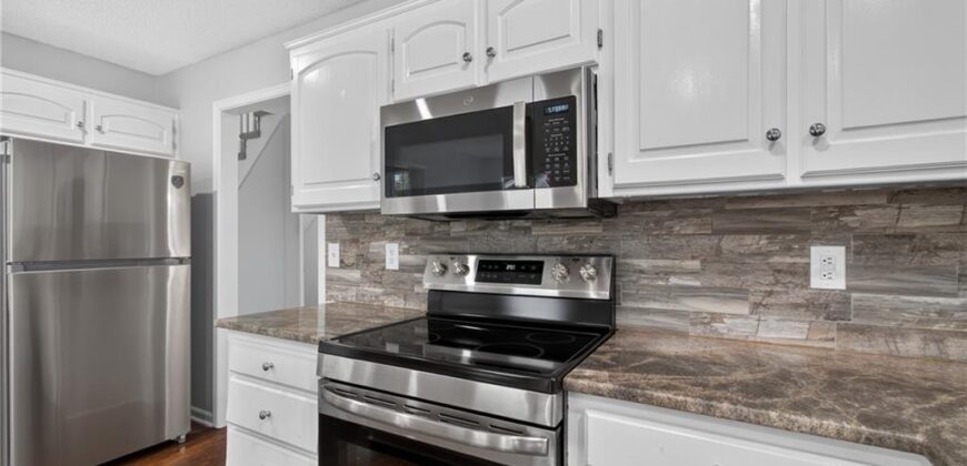 6529 NW Hidden Valley Road, Kansas City, MO 64152