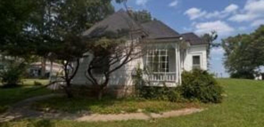 413 Maple Avenue, Smithville, MO 64089
