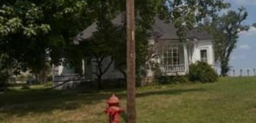 413 Maple Avenue, Smithville, MO 64089