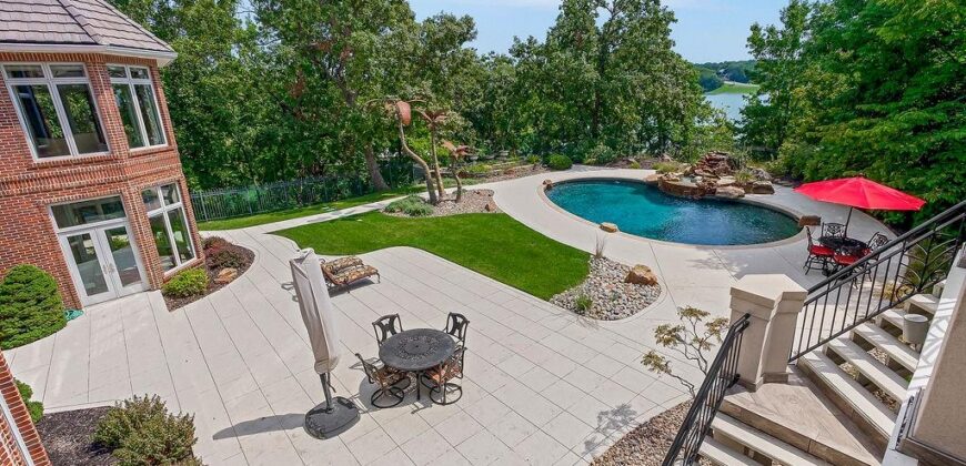 6006 W Shore Court, Parkville, MO 64152