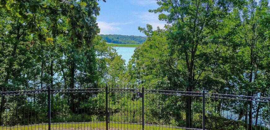 6006 W Shore Court, Kansas City, MO 64152