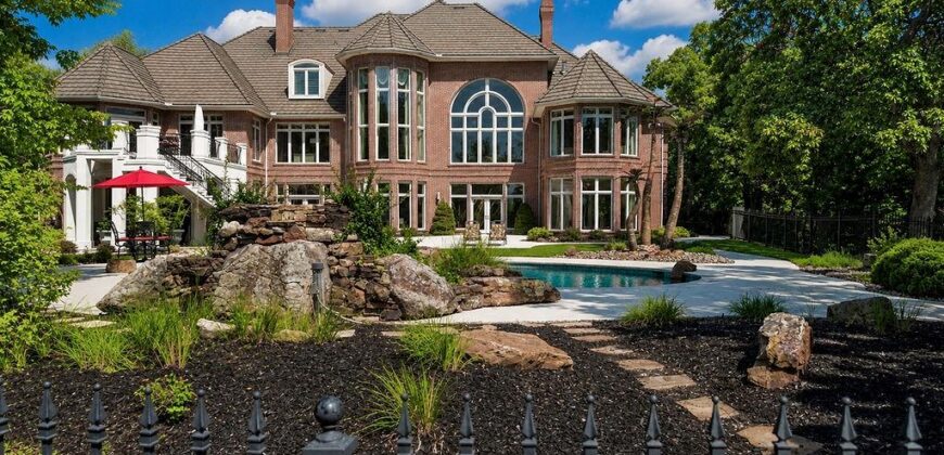 6006 W Shore Court, Parkville, MO 64152