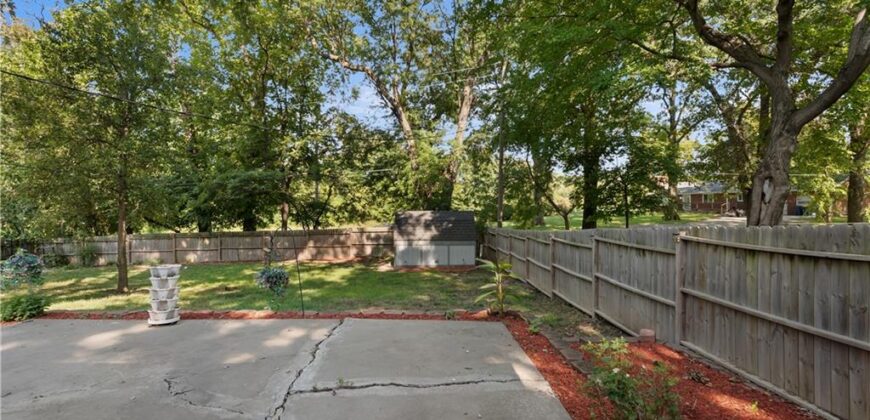 102 Highland Drive, Smithville, MO 64089
