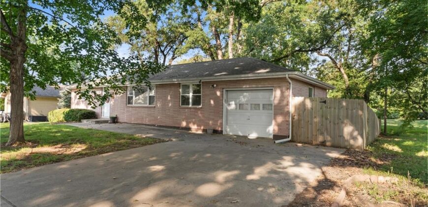 102 Highland Drive, Smithville, MO 64089