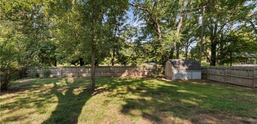 102 Highland Drive, Smithville, MO 64089