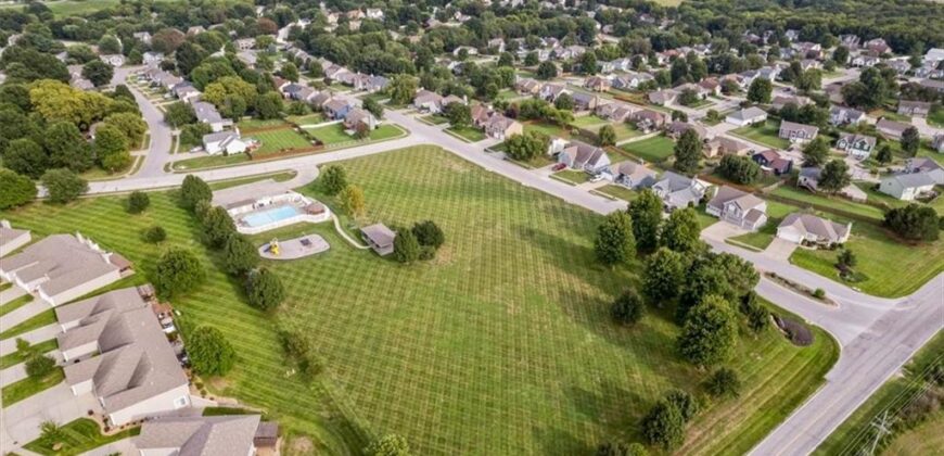 201 Mesa Drive, Smithville, MO 64089