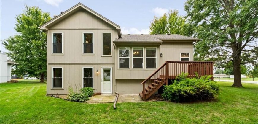 201 Mesa Drive, Smithville, MO 64089