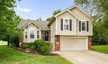 201 Mesa Drive, Smithville, MO 64089