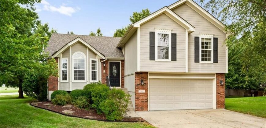 201 Mesa Drive, Smithville, MO 64089