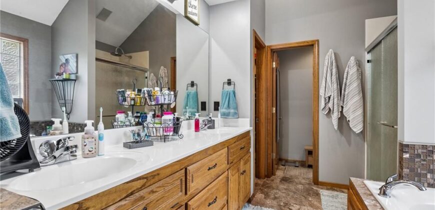 1721 Parkside Drive, Liberty, MO 64068