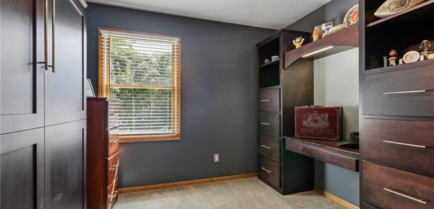1721 Parkside Drive, Liberty, MO 64068