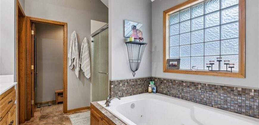 1721 Parkside Drive, Liberty, MO 64068