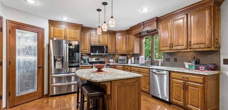 1721 Parkside Drive, Liberty, MO 64068