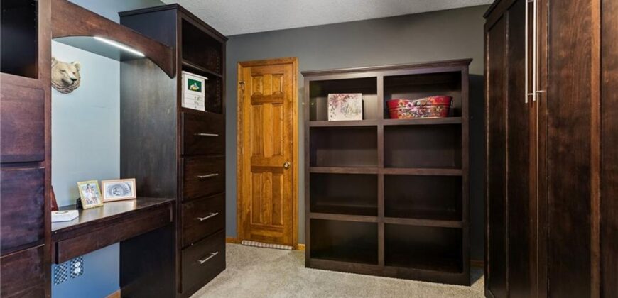 1721 Parkside Drive, Liberty, MO 64068