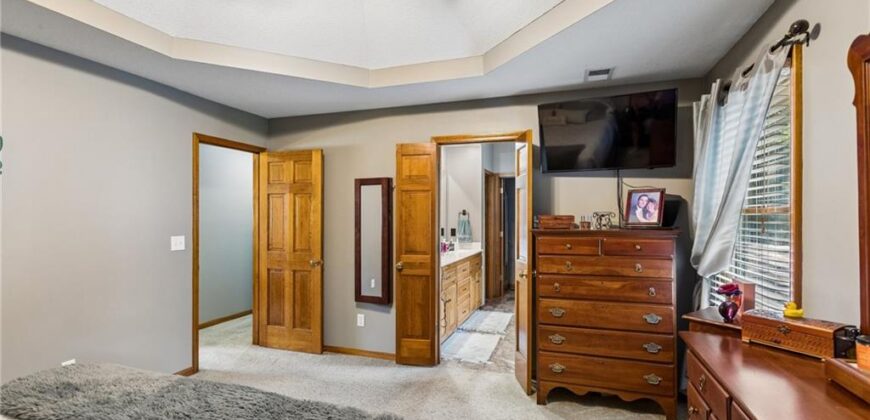 1721 Parkside Drive, Liberty, MO 64068