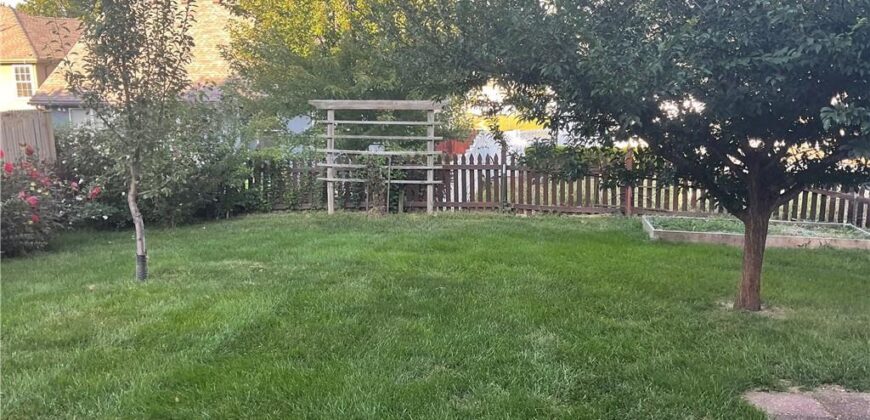 8543 N Robinhood Avenue, Kansas City, MO 64154