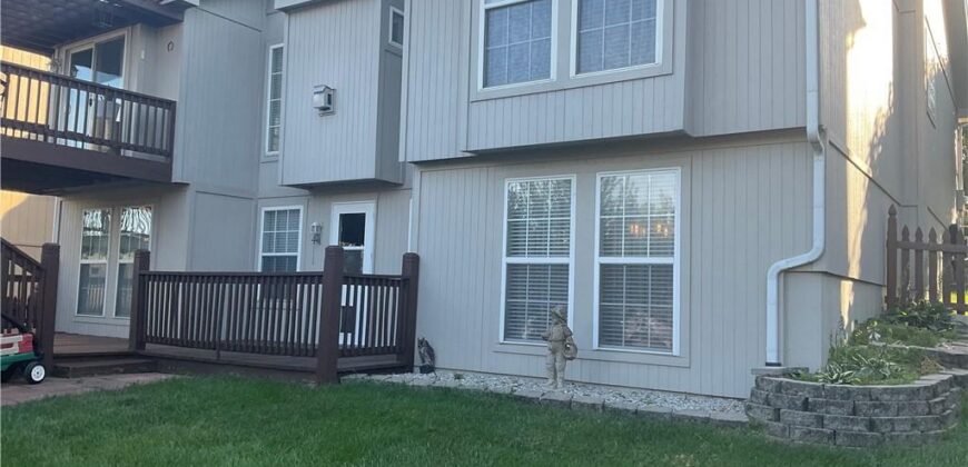 8543 N Robinhood Avenue, Kansas City, MO 64154