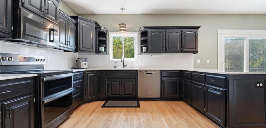 805 N Cherry Lane, Smithville, MO 64089