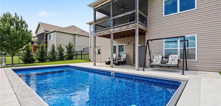 17605 Grey Hawke Ridge, Smithville, MO 64089