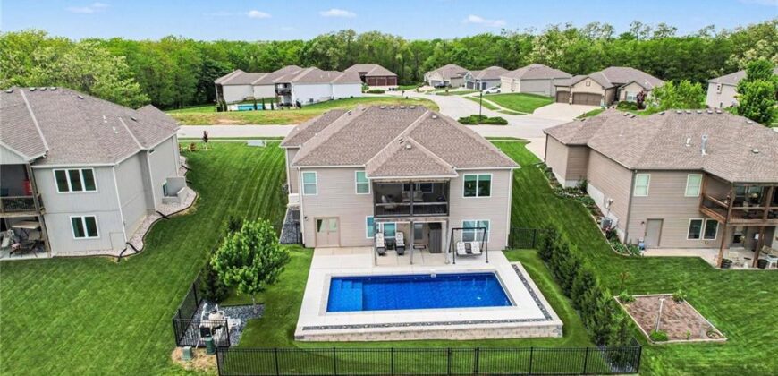 17605 Grey Hawke Ridge, Smithville, MO 64089