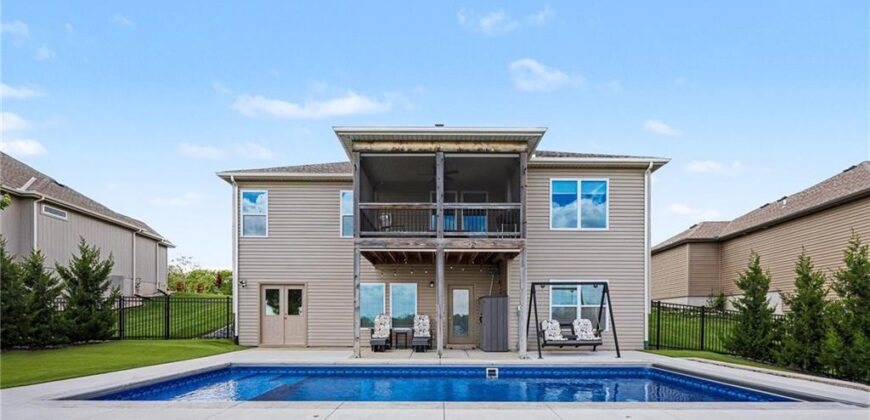 17605 Grey Hawke Ridge, Smithville, MO 64089