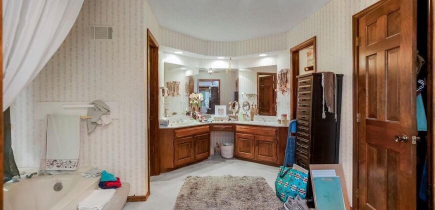 4408 NW Normandy Lane, Kansas City, MO 64116