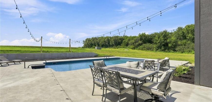 7129 NE State Route 92 Highway, Smithville, MO 64089