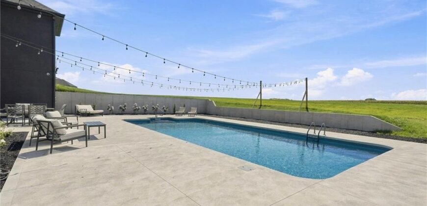 7129 NE State Route 92 Highway, Smithville, MO 64089