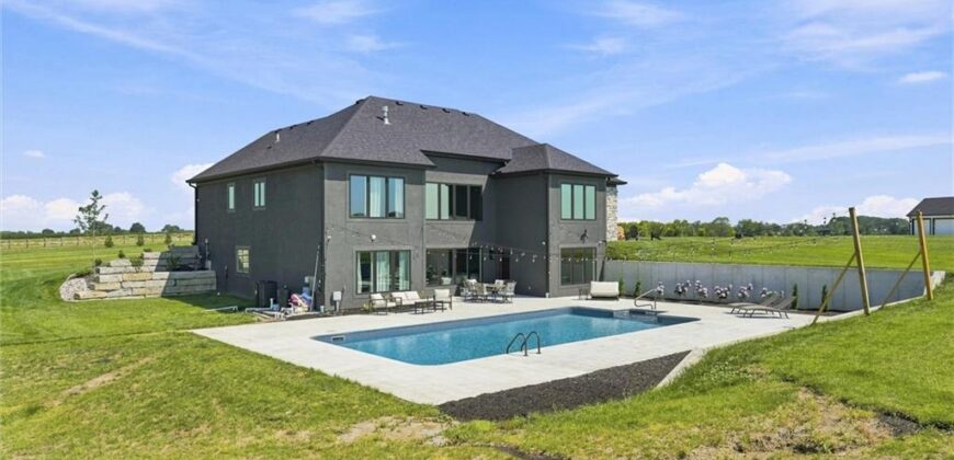 7129 NE State Route 92 Highway, Smithville, MO 64089