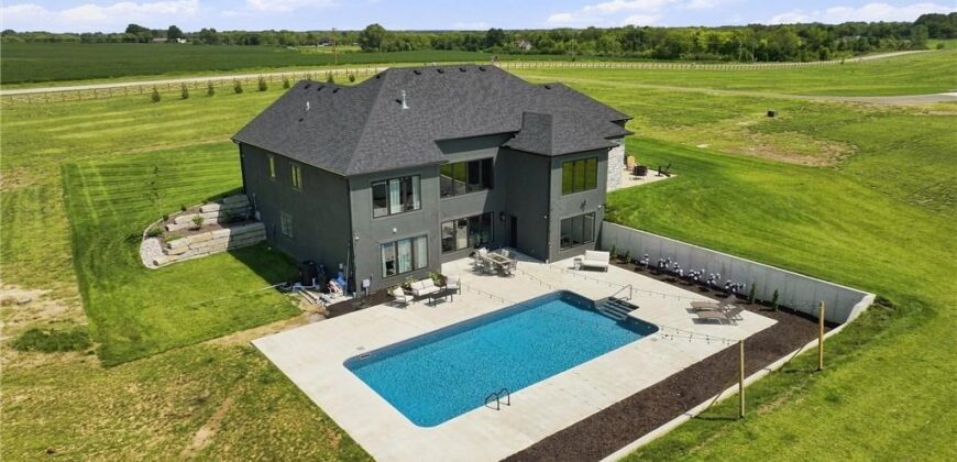 7129 NE State Route 92 Highway, Smithville, MO 64089