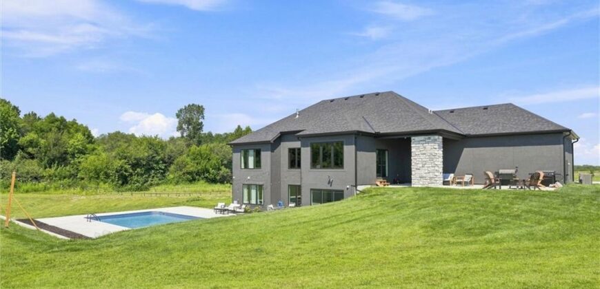 7129 NE State Route 92 Highway, Smithville, MO 64089