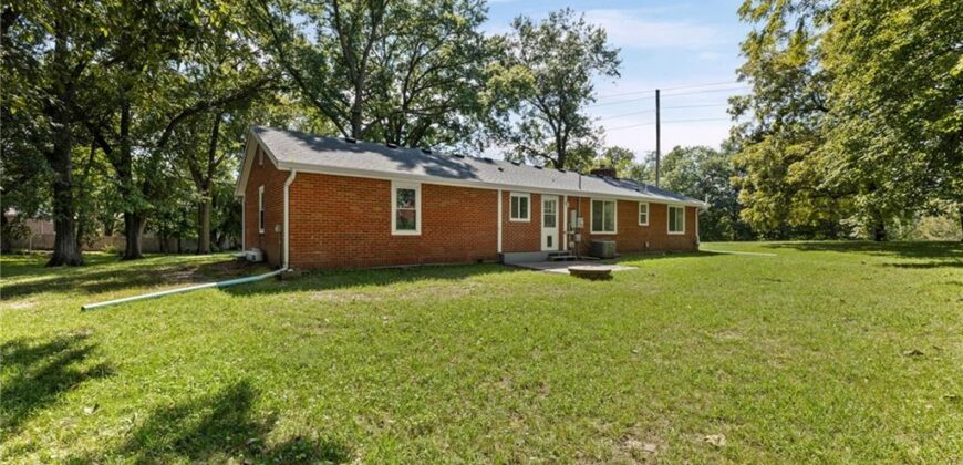 301 N 169 Highway, Smithville, MO 64089