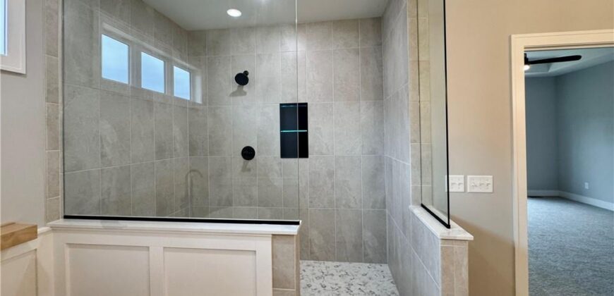 5888 NW Black Oak Court, Parkville, MO 64152