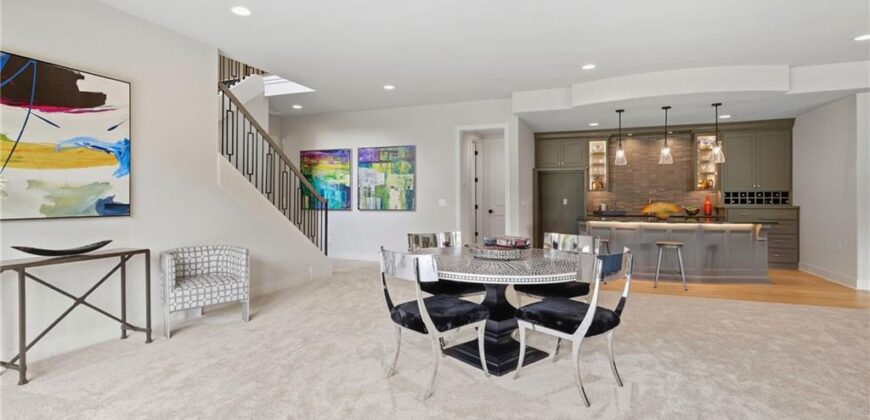 8625 Westridge Court, Parkville, MO 64152