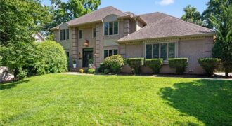 132 The Woodlands Drive, Gladstone, MO 64119