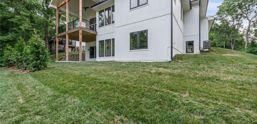 10410 River Hills Drive, Parkville, MO 64152