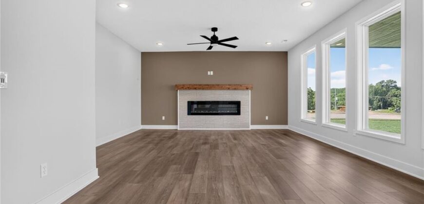 7045 NW Yulich Court, Parkville, MO 64152