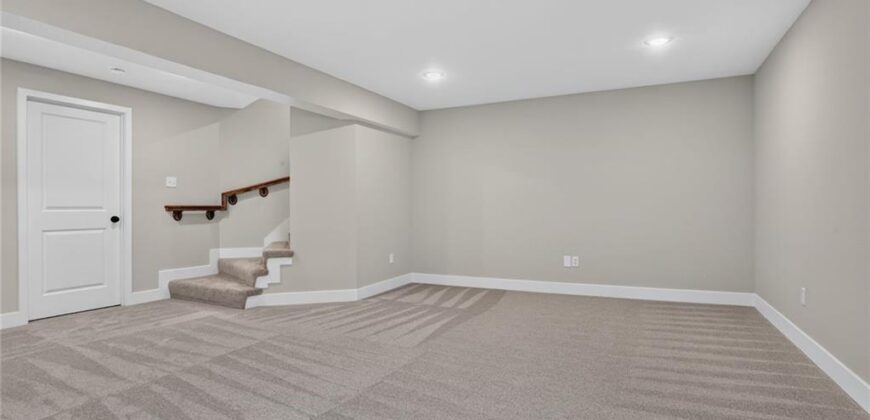 7045 NW Yulich Court, Parkville, MO 64152