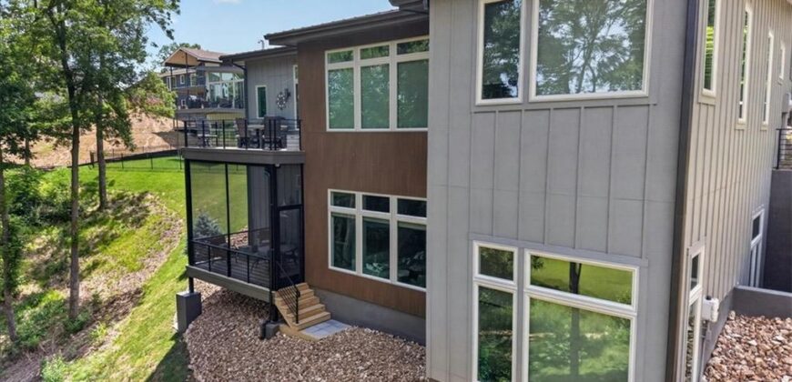 10600 Chateau Lane, Parkville, MO 64152