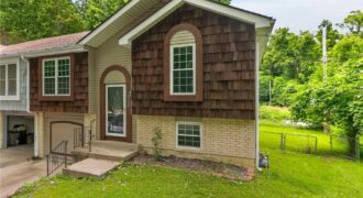 5924 NW Creekview Drive, Parkville, MO 64152