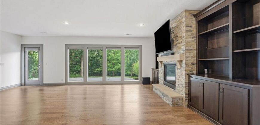 6119 Southlake Drive, Parkville, MO 64152